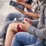 Alerta experta sobre la relación entre redes sociales y conductas negativas en adolescentes